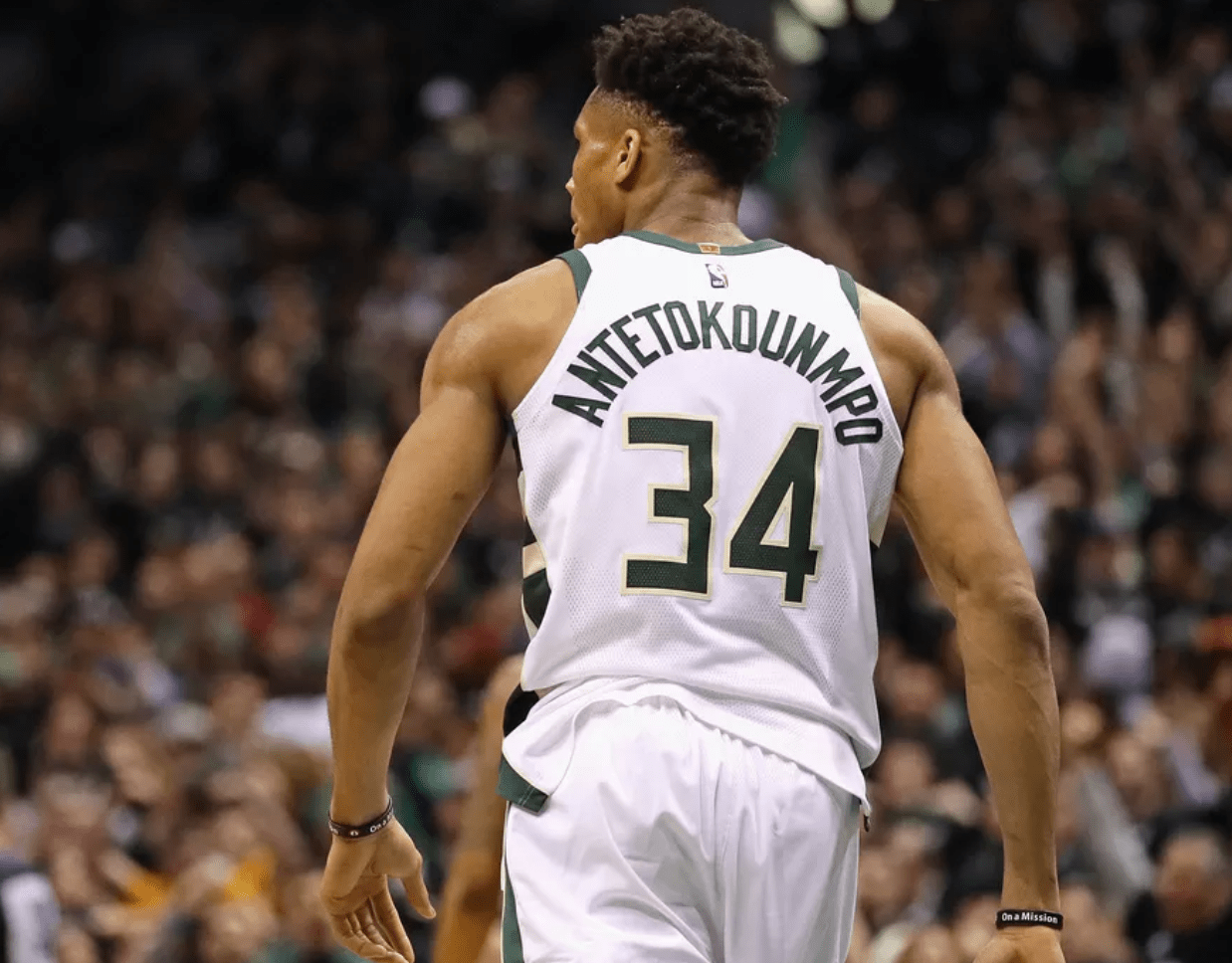 欧文突破防守造成杀伤，制造罚球（欧文突破造犯规，站上罚球线）