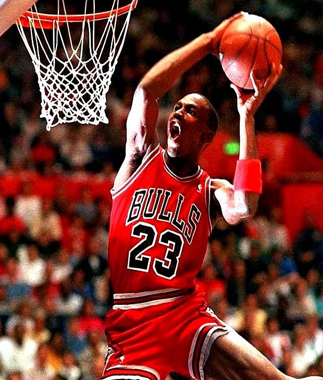 助罗马升至意甲榜首，斯维拉尔达成罗马生涯100场里程碑（斯维拉尔罗马百场达成，助球队登顶意甲榜首）