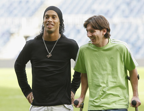 足球+音乐会，河南主帅拉莫斯当乐团指挥&阿奇姆彭等球员参加（当足球遇见音乐：河南主帅拉莫斯执棒，阿奇姆彭等球员助阵）