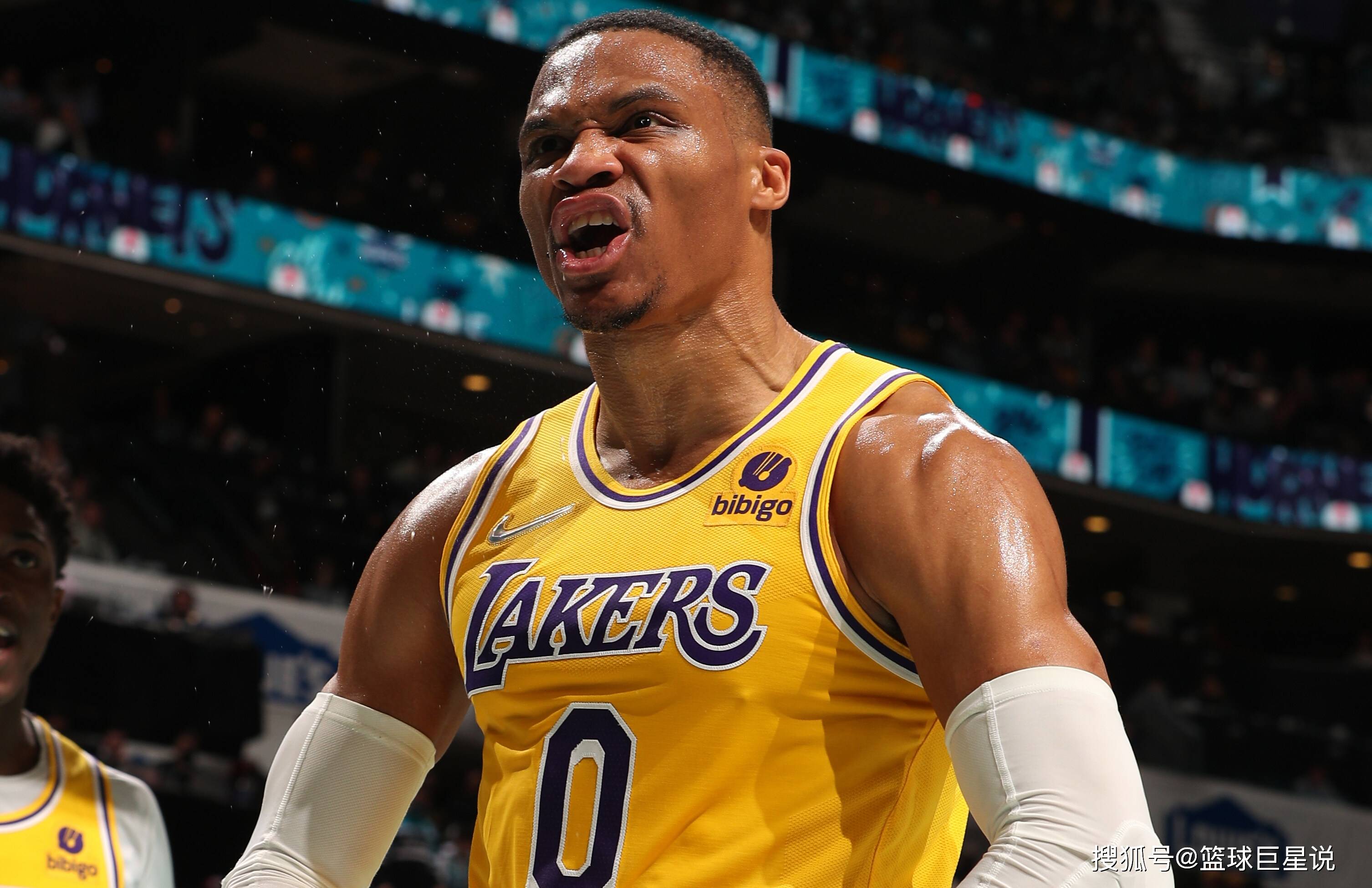 真任骏飞接班人！广东新星两战打服球迷 杜锋新赛季必重用（广东新星两战征服球迷，任骏飞接班人浮出水面，杜锋新季必重用）