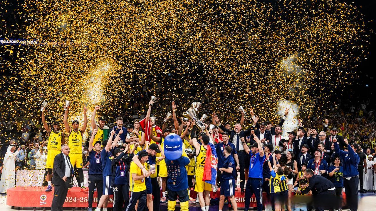 詹姆斯高空接力扣篮，点燃全场（詹姆斯空接重扣，全场沸腾）