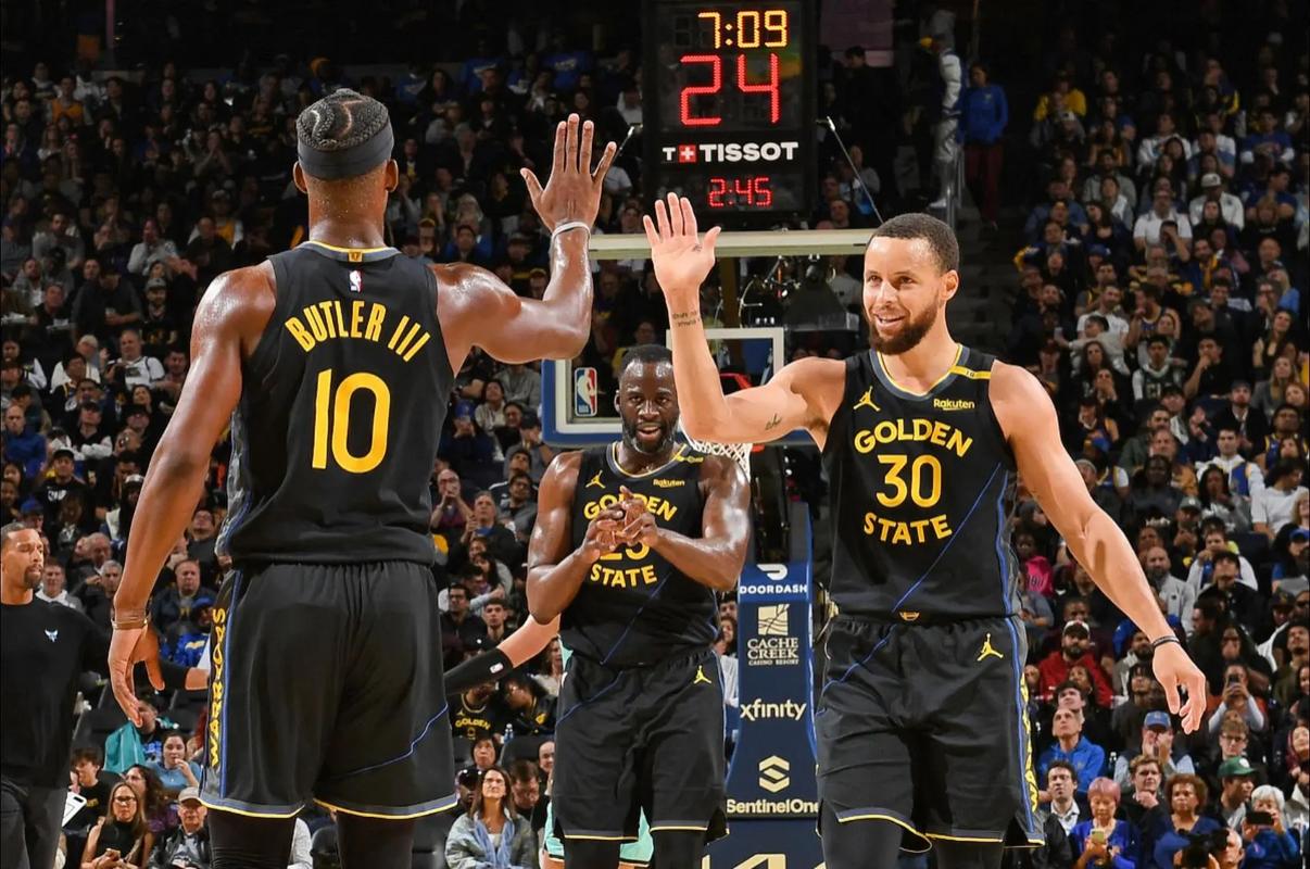 詹姆斯篮板抢断关键时刻锁定胜局（詹姆斯关键时刻抢板断球，锁定胜利）