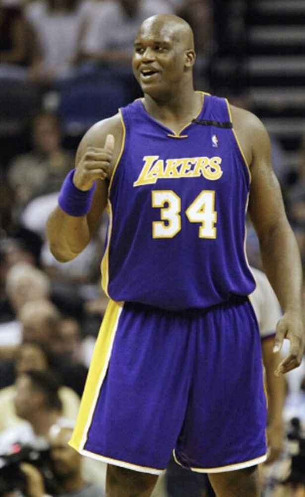 这大坏蛋！海港队庆祝夺冠时，蒋光太扒掉了古斯塔沃的裤子（庆冠夜笑翻场：海港队庆祝时，蒋光太恶作剧拉下古斯塔沃的球裤）